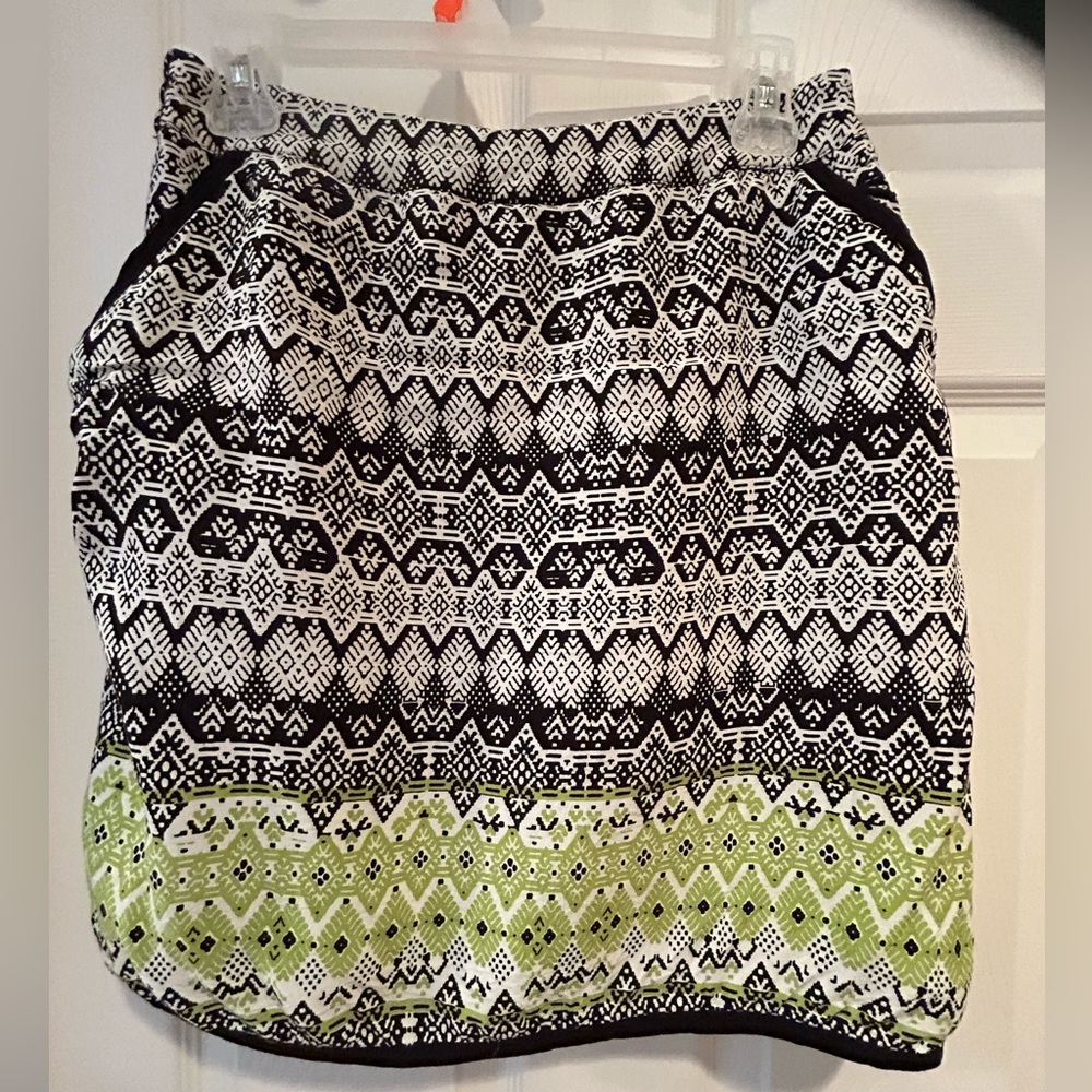 Pretty fully lined skirt in green, white and black pattern with pockets.